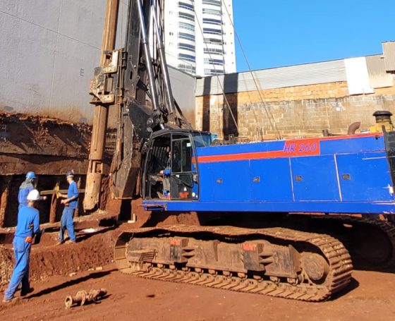 Centro Empresarial ACIA usa máquina gigante para a fundação