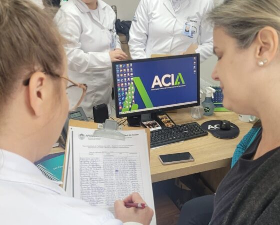 Estudantes de Enfermagem do Cerávolo vacinam equipe da ACIA