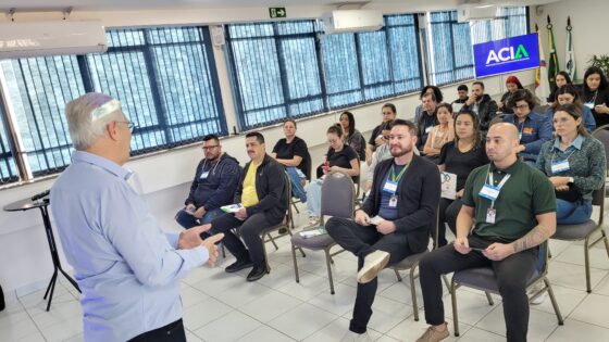 Empresários participam de palestra sobre fidelização de clientes na ACIA