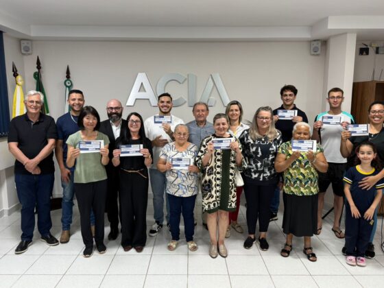 ACIA entrega R$ 10 mil em vales-compra para ganhadores